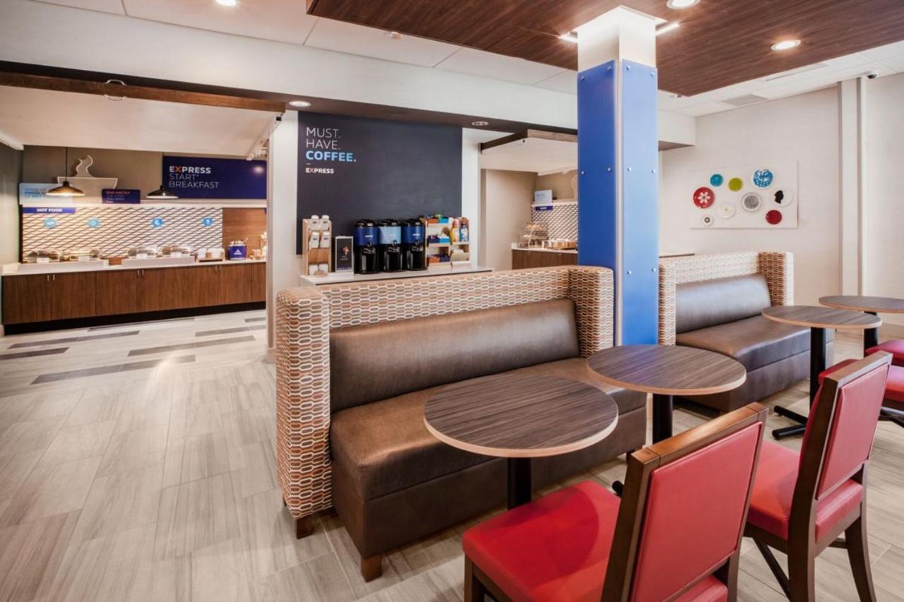 Holiday Inn Express & Suites - Aurora By Ihg Exterior foto